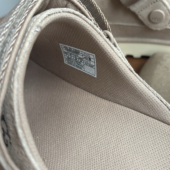 NWT UGG Goldenstar
Clog Sand 7 - Picture 11 of 13